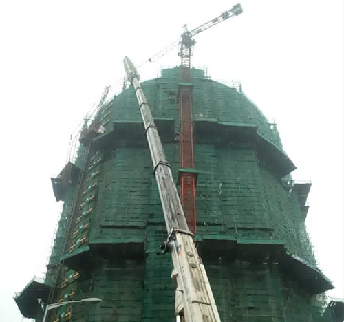 同江吊车在工地上作业